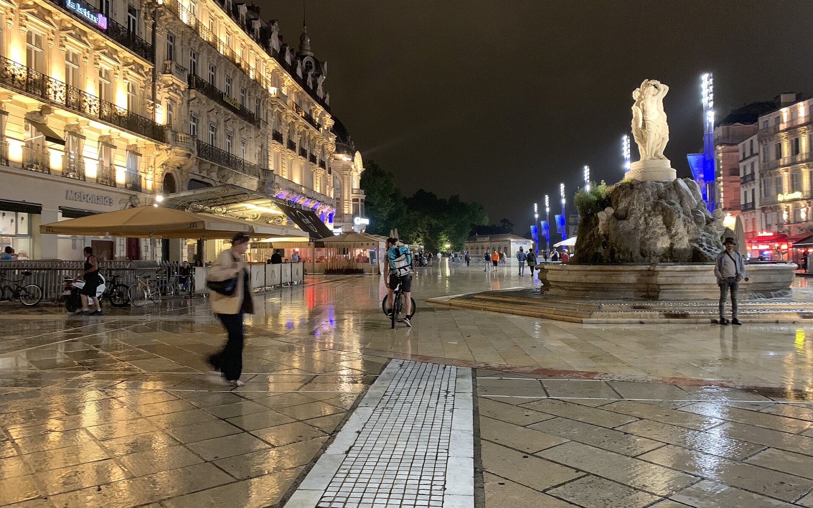 Montpellier Uçak Bileti Montpellier Place de la Comédie meydanı
